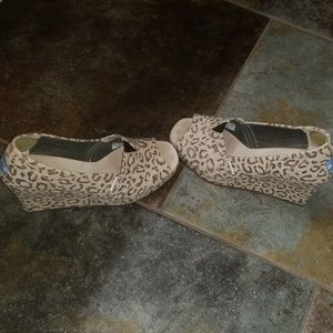 Tom's leopard wedges
